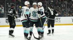 Divoký zápas v NHL, střelci se utrhli ze řetězu. Padlo hned 17 branek