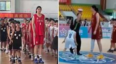 Komická situace z Číny: Obrovská basketbalistka naprosto dominuje