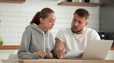 Penze porostou pomaleji. Vyplatí se spořit v penzijku, nebo investovat jinde?