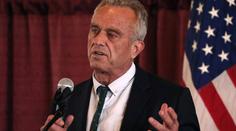 Kennedy chce dokázat, že jeho strýce zabila CIA. Pomoci mu má jeho snacha