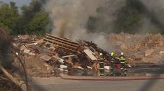 Hasiči zápasili s požárem skládky dřeva, kouř komplikoval dopravu