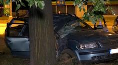 Auto plné mladých lidí narazilo v Plzni do stromu! Muž (22) zemřel