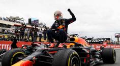 Napínavý závěr zvládl Verstappen a vyhrál, Hamilton smutní