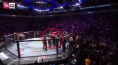 Zákeřný útok na McGregora! Muž skočil do klece a napadl ho zezadu