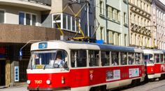 Muž v Praze vyskočil z okna, dopadl přímo na tramvajovou trať