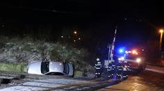 BMW se po skluzu na zledovatělé silnici převrátilo na trať