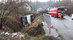 Autobus se zřítil do příkopu a převrátil na bok. Šest zraněných
