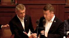 Hádka ve Sněmovně: Babiš a Okamura se tahali o mikrofon, nechtěli pustit Bendu