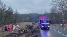 Žena narazila do stromu a zemřela. Cestou k nehodě bourali i hasiči