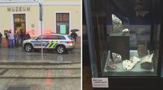 Vzácný meteorit převezli do muzea. Doprovodila ho policejní eskorta