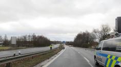 Žena za tmy přebíhala čtyřproudou silnici. Srazilo ji auto, nepřežila