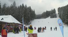Sníh mizí, hory ale dál lákají lyžaře. Areály nasadily sněžná děla