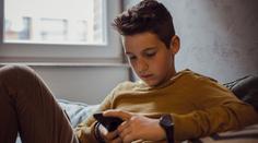 Kdy pořídit dítěti mobil? Psycholožka radí i to, jak poznat závislost a zabránit jí