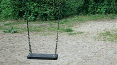 Strašlivá smrt malého chlapce na Berounsku. Spadla na něj houpačka