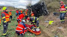 Nákladní auto přejelo do protisměru. Řidič osobáku srážku nepřežil
