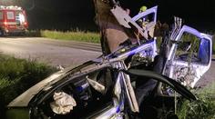 Náraz do stromu auto roztrhl na dvě části. Zemřela teprve 23letá žena