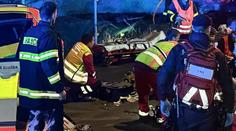 Po nárazu do domu začalo auto hořet. Čtyři mladíci jsou zranění, stav tří je kritický