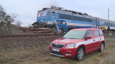 NEHODA NA PŘEJEZDU: Vlak s lidmi smetl nákladní auto! VIDEO