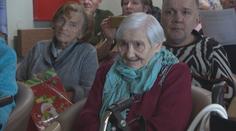 Klienti domova pro seniory si zpříjemňují advent. Se zaměstnanci zpívají koledy