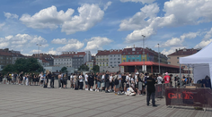 Před O2 arenou jsou obří fronty. Fanoušci čekají dlouhé hodiny ve vedru na Scotta