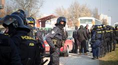 Manželé pomohli policistům, pak se s nimi museli soudit o peníze