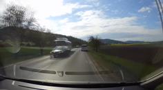 Měl snad zatmění? Při předjíždění ohrozil několik aut i autobus! VIDEO