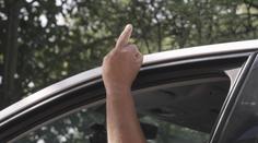 Frajírci v BMW si troufli na policejní hlídku. Za vystrčené prostředníčky jim hrozí vězení