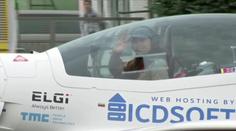 Světoznámá pilotka přistála v Česku. Let jí komplikovalo počasí
