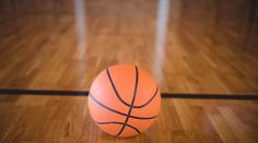 Basketbalový zápas studentů skončil tragédií. Rodiče se poprali, jeden zemřel