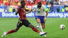 Rozhodl vlastní gól. Po bitvě gigantů se raduje Francie, Belgie končí