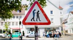 Víte, co jsou smombies? Varuje před nimi tahle značka