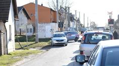 Vlak projel návěstidlem, řidiči aut kličkovali mezi spuštěnými závorami