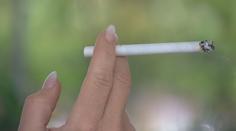 Počet mladých kuřaček roste. Lákají je elektronické cigarety s příchutěmi