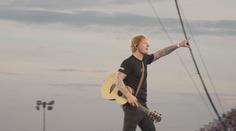 Ed Sheeran pobláznil Hradec. Jeho show na otočném pódiu byla plná hitů a efektů