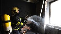 Pokoj v pražském bytě lehl popelem! Záchranáři ošetřili 5 lidí