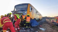 Auto vjelo na přejezd, narazil do něj vlak. Při nehodě se těžce zranilo dítě