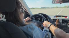 Lidé se zrakovým postižením usedli za volant. Pomáhali jim zkušení instruktoři