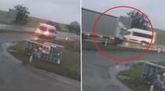 Řidič mikrobusu předvedl vražedný manévr. Pátrá po něm policie! VIDEO