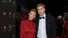 A je to venku. Hvězda NHL se oženila, nevěsta vystřídala několikery šaty