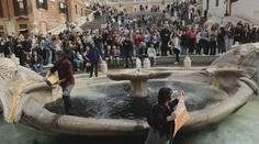 Klimatický protest v Římě. Aktivisté znečistili historickou fontánu