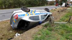 Policejní auto při honičce bouralo. Skončilo na střeše v příkopu
