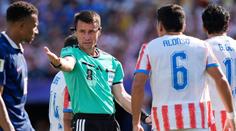 Katastrofální výkon. Francouzský tisk po postupu pálí do uzbeckého rozhodčího