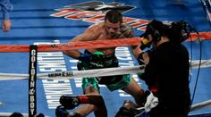 Velká řežba! Boxer vyletěl z ringu, pak ukončil kariéru VIDEO