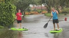 Chlapci riskovali život. Uprostřed povodní se plavili na paddleboardech