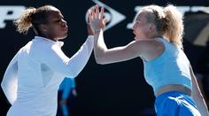 Siniaková postoupila do finále čtyřhry. Muchová a mužský debl na US Open končí