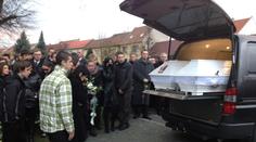 VIDEO z pohřbu Karolíny a Natálky: Bílé rakve a kolem nich bolest