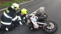 Motorkář nezvládl svůj stroj a skončil mimo silnici. Na místě zemřel