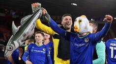 FA Cup psal další magický příběh. Hráči Grimsby slavili s nafukovacími treskami