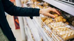 Tesco stahuje z regálů chléb. Jsou v něm plísně, nejezte ho, varuje