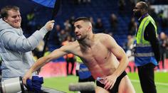 Bizarní oslava remízy. Fanynkám spadly brady, záložník Chelsea ukázal téměř vše